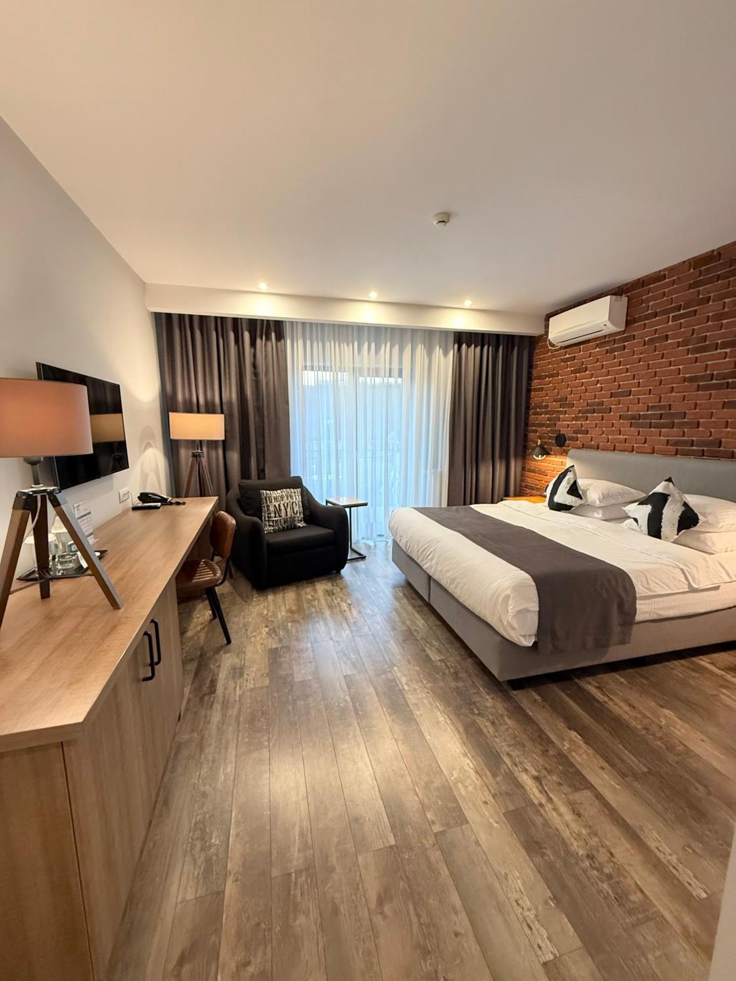 Krystal Boutique Mansion Hotel Hunedoara Exterior photo